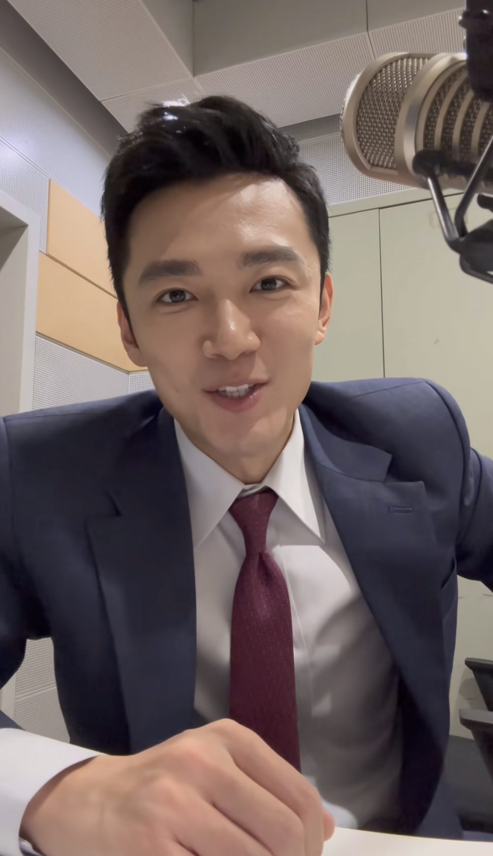 2026 春晚四川宜宾会场主持人张涛太帅火出圈啦!你看了吗! 2026 春晚四川宜宾会场主持人张涛太帅火出圈啦!你看了吗!