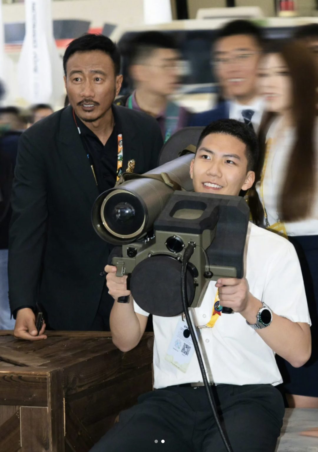 胡军 17 岁儿子 185cm 寸头爷们爱穿灰裤子！长得好 MAM！