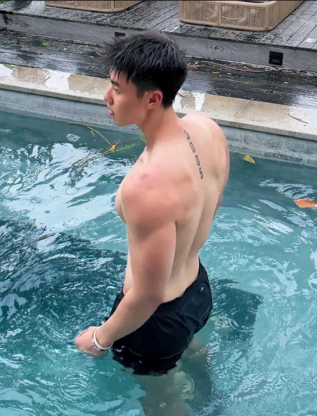 全网爆火的脂包肌篮球体育生！粗腿腹肌性张力满满....