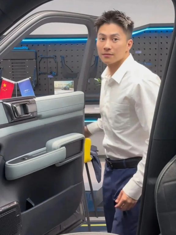 刘姥姥和迷彩兵哥一起的视频你看了吗？正装馋哭网友！