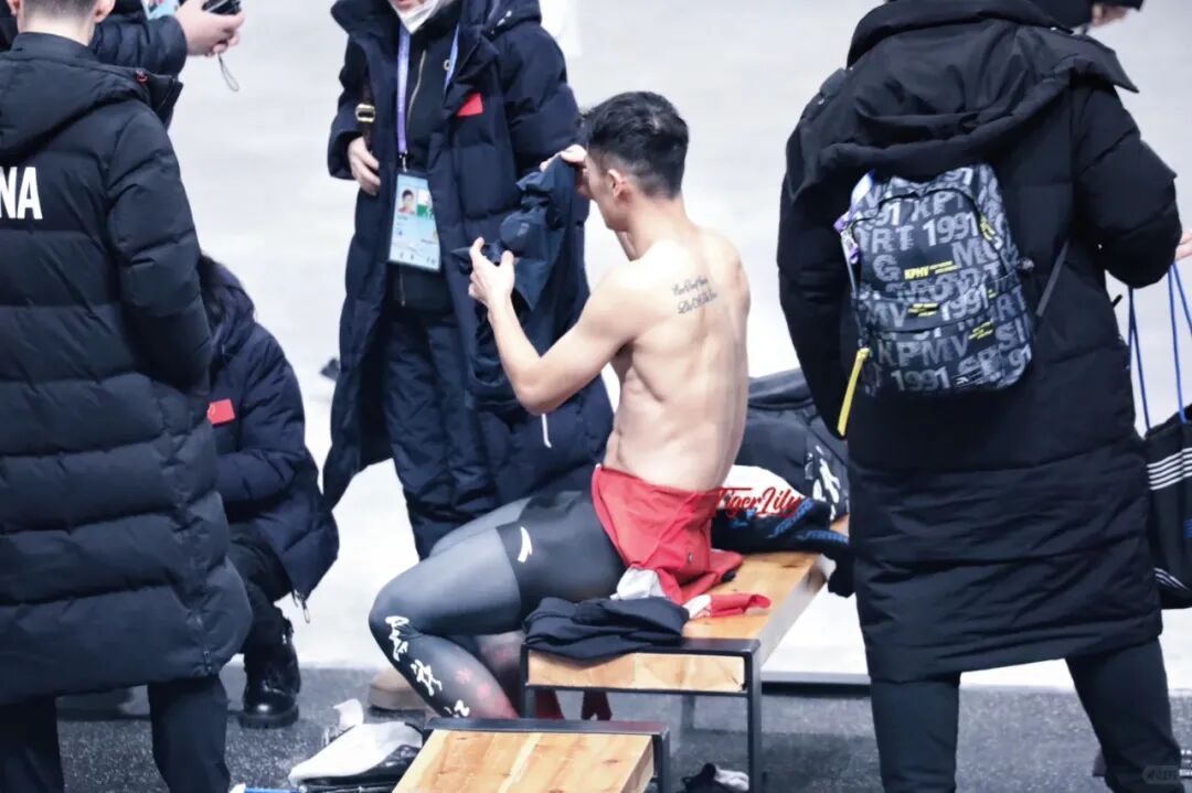 2026 冬奥会 185CM 黑龙江滑冰运动员宁忠岩得冠！自拍太上头。
