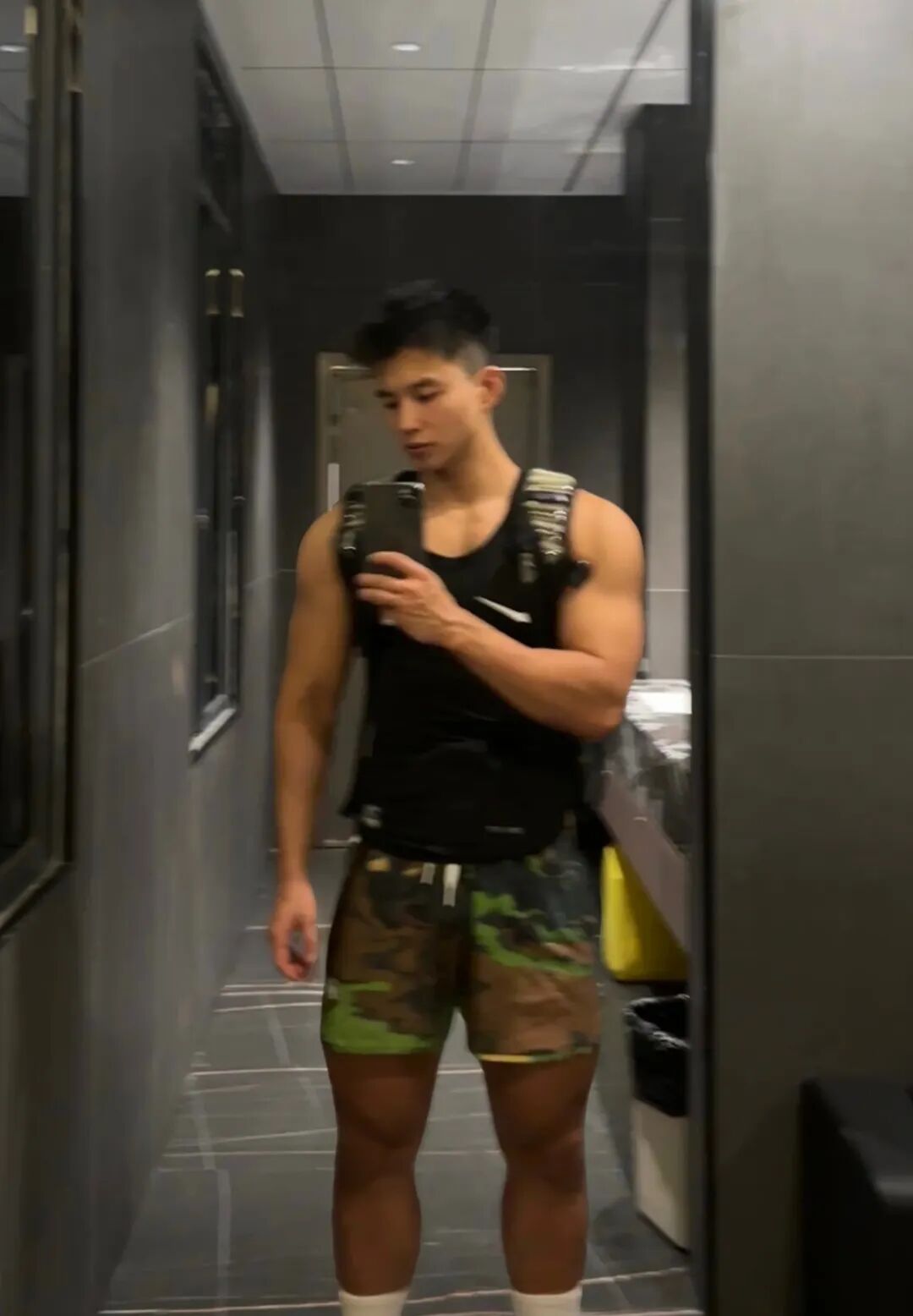 东北黑皮猛男体育生健身房大秀身材！粗腿大包持久力爆棚....