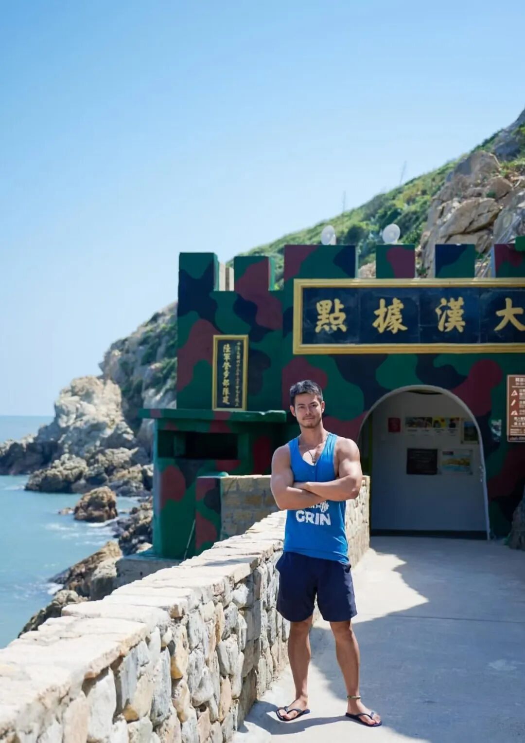 胡茬男英语老师白天上课，晚上被采访了？还下海了？