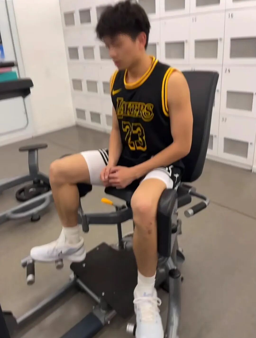 北体黑皮篮球体育生星巴克，网友直呼玩的太花了....