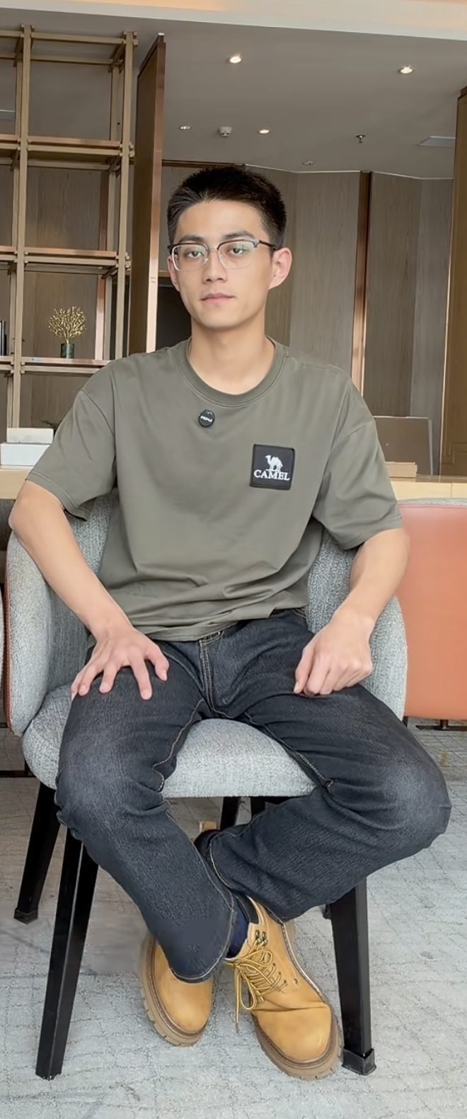 刘姥姥采访 03 年新疆男大生视频流出？果然喜大呀！