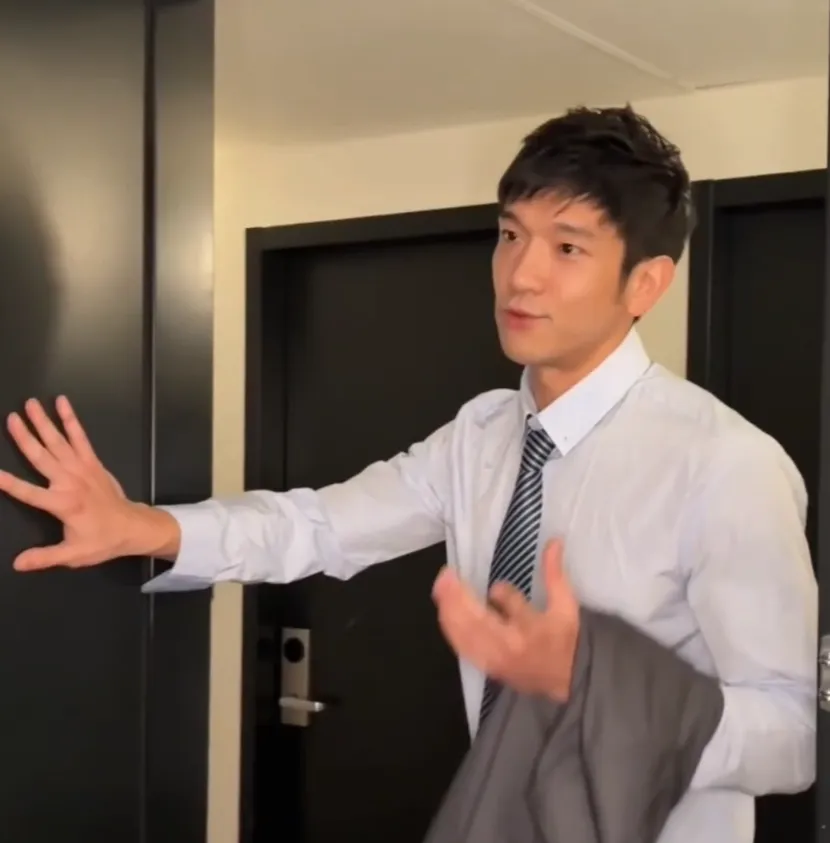 正装、墨镜！185CM 体育生战斗力太强爆火，按摩视频外网传疯了！