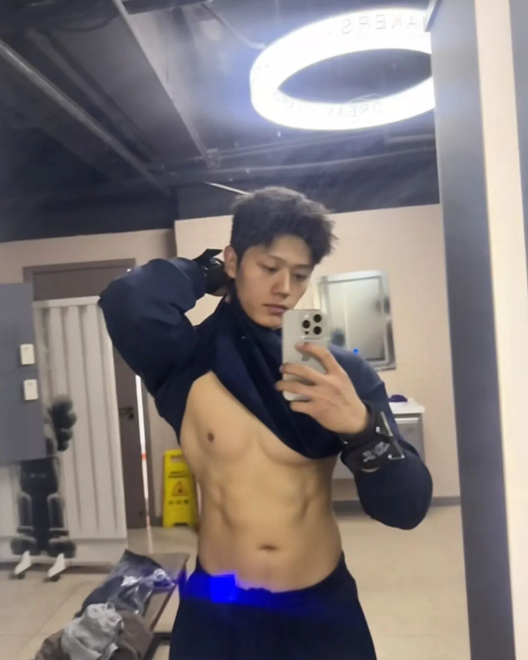 187cm 宽肩窄腰双肩包精壮猛男，粗腿大包发育的太好了...