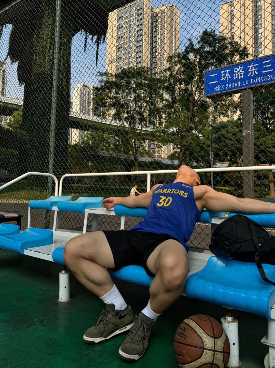 北体大毕业的粗壮肌肉小哥，篮球场大方撩衣呀！