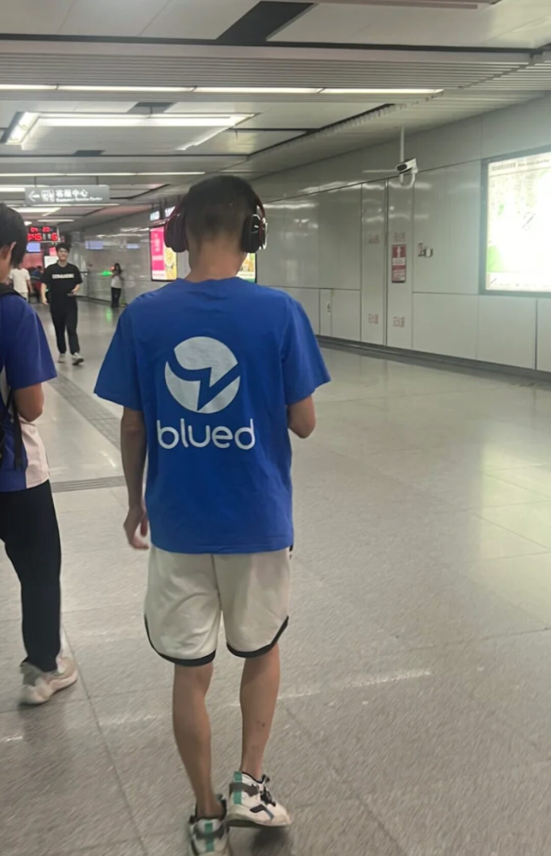 小蓝被大量女性涌入注册看周围的 g？隐私崩塌、圈层失守！