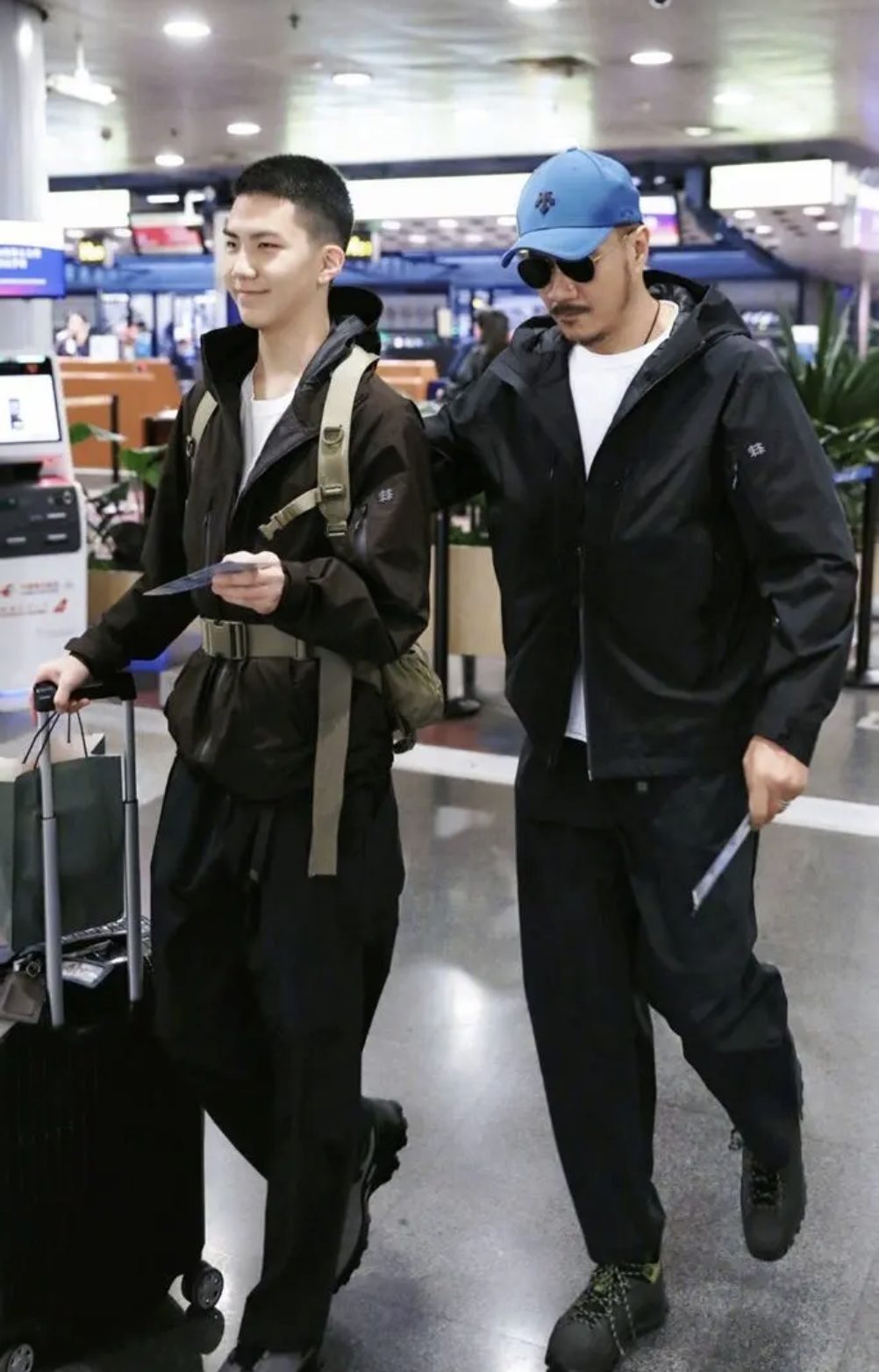 胡军 17 岁儿子 185cm 寸头爷们爱穿灰裤子！长得好 MAM！