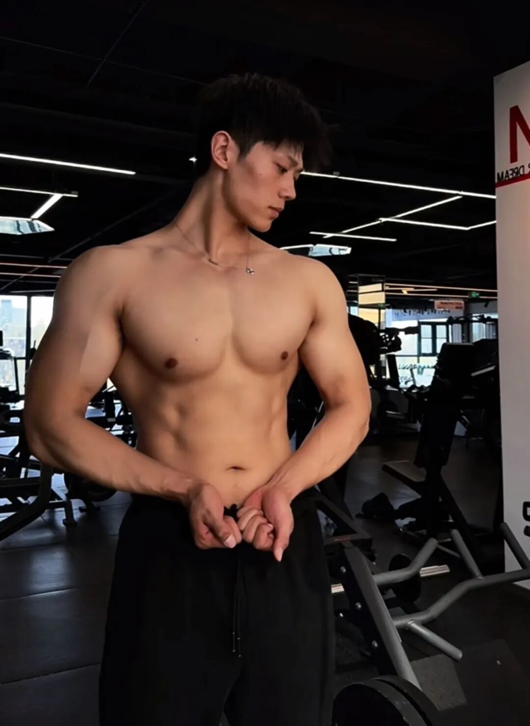 187cm 宽肩窄腰双肩包精壮猛男，粗腿大包发育的太好了...