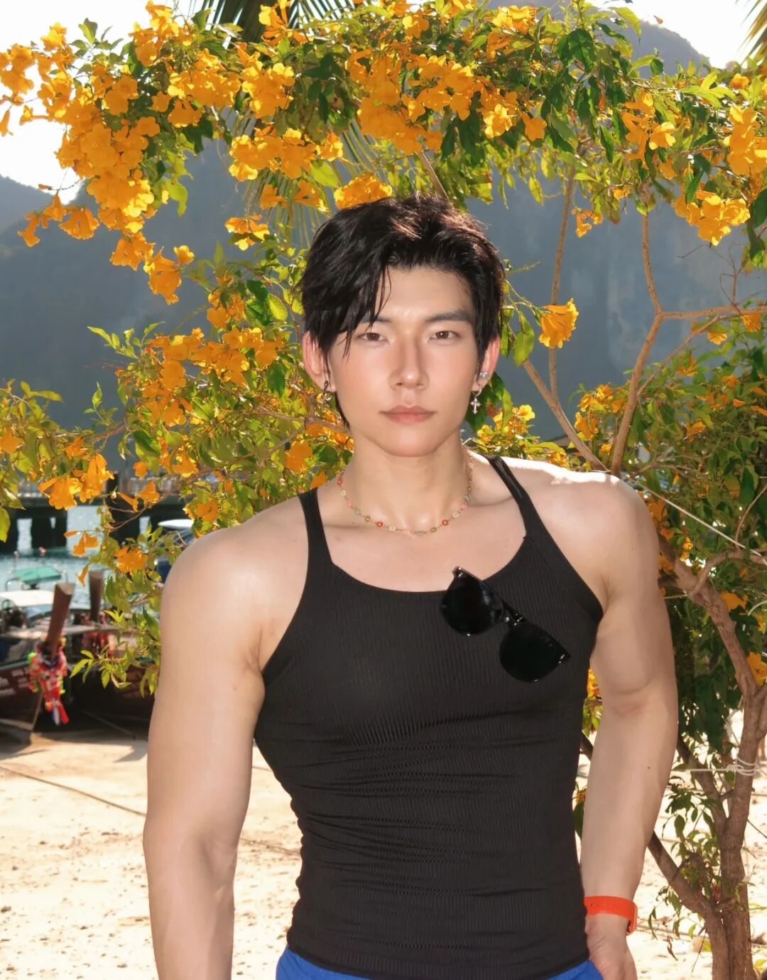 青岛痞帅脂包肌狼狗体育生，硕大身材网友直呼受不了...