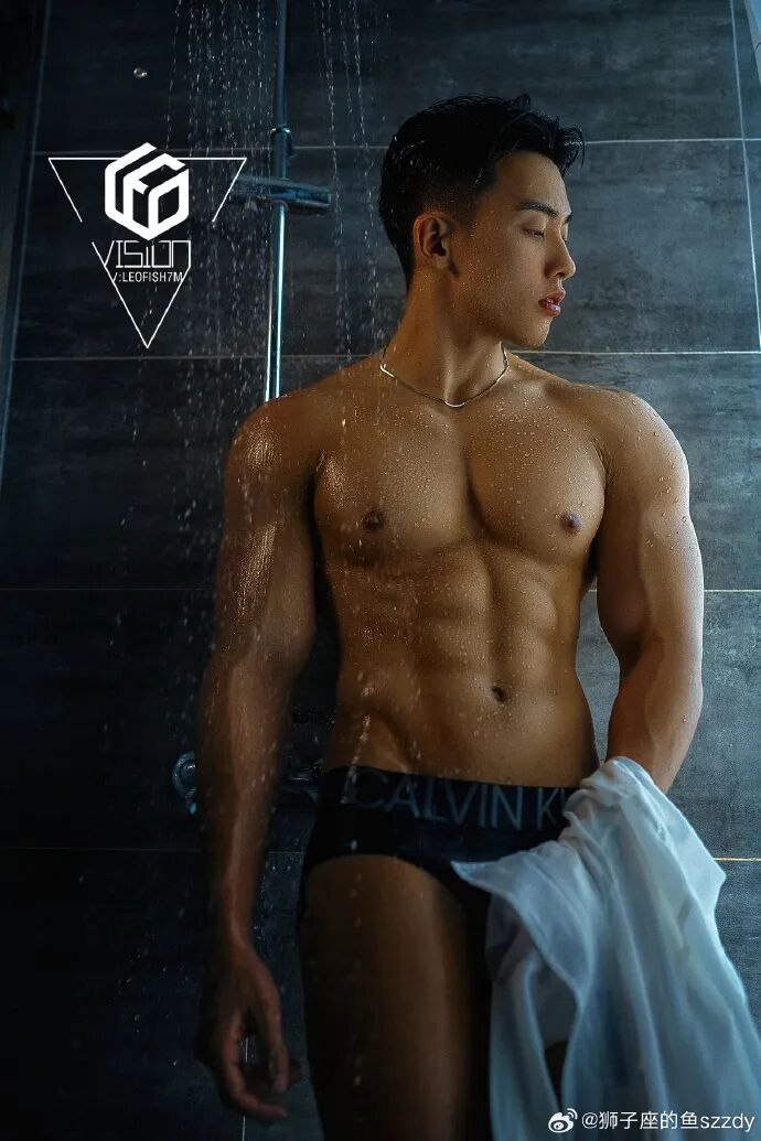 全新黑皮肌浴室戏码 超厚胸和腹肌 壮壮的帅哥水珠四溅