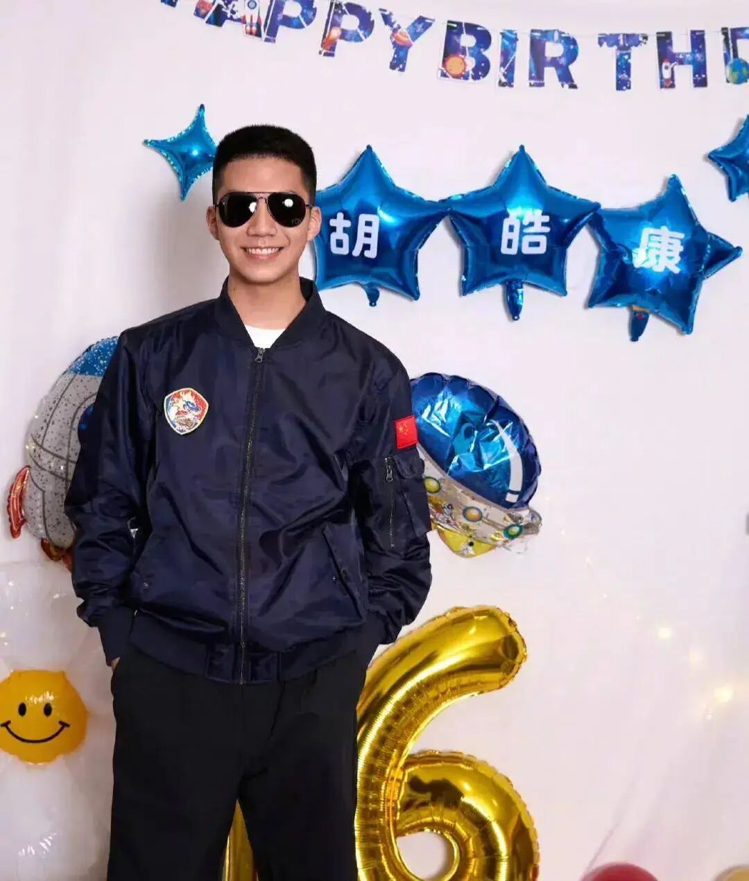 胡军 17 岁儿子 185cm 寸头爷们爱穿灰裤子！长得好 MAM！