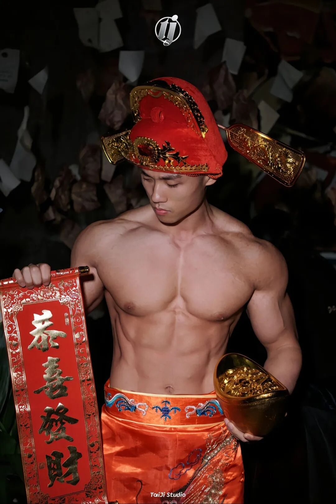 肌肉财神爷组团发福利!今年压岁钱我不要红包要这组男菩萨! 肌肉财神爷组团发福利!今年压岁钱我不要红包要这组男菩萨!