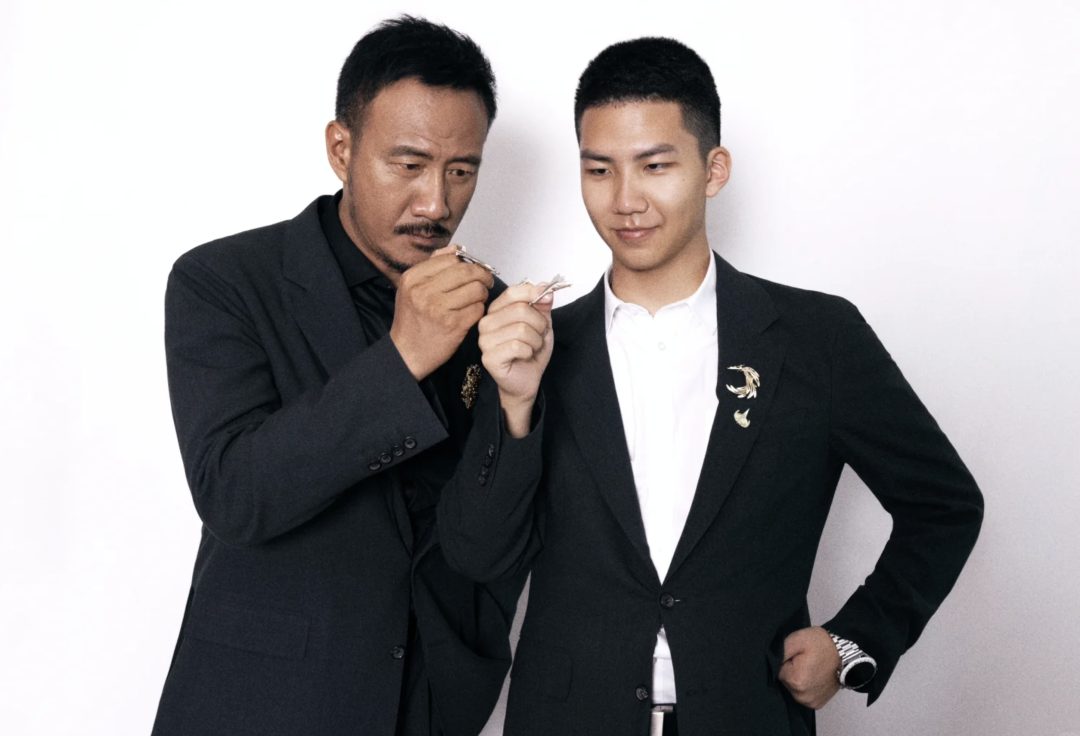 胡军 17 岁儿子 185cm 寸头爷们爱穿灰裤子！长得好 MAM！