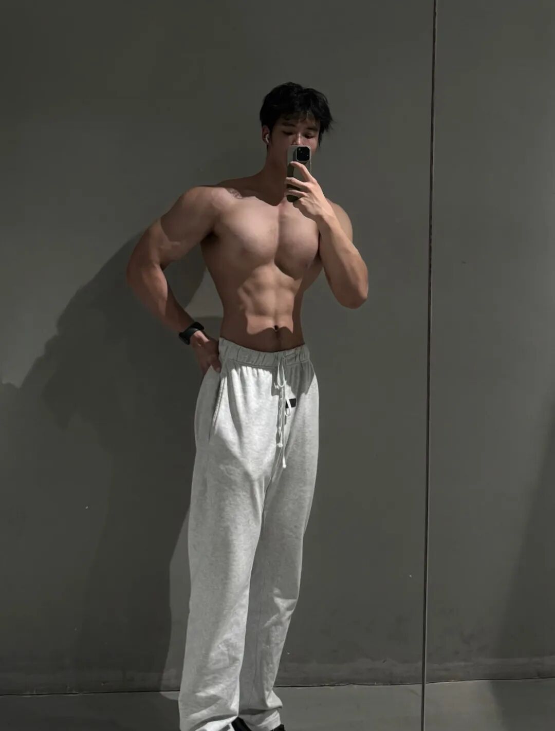 宽肩窄腰黑皮翘臀体育生，顶级男模身材，网友们集体沸腾....