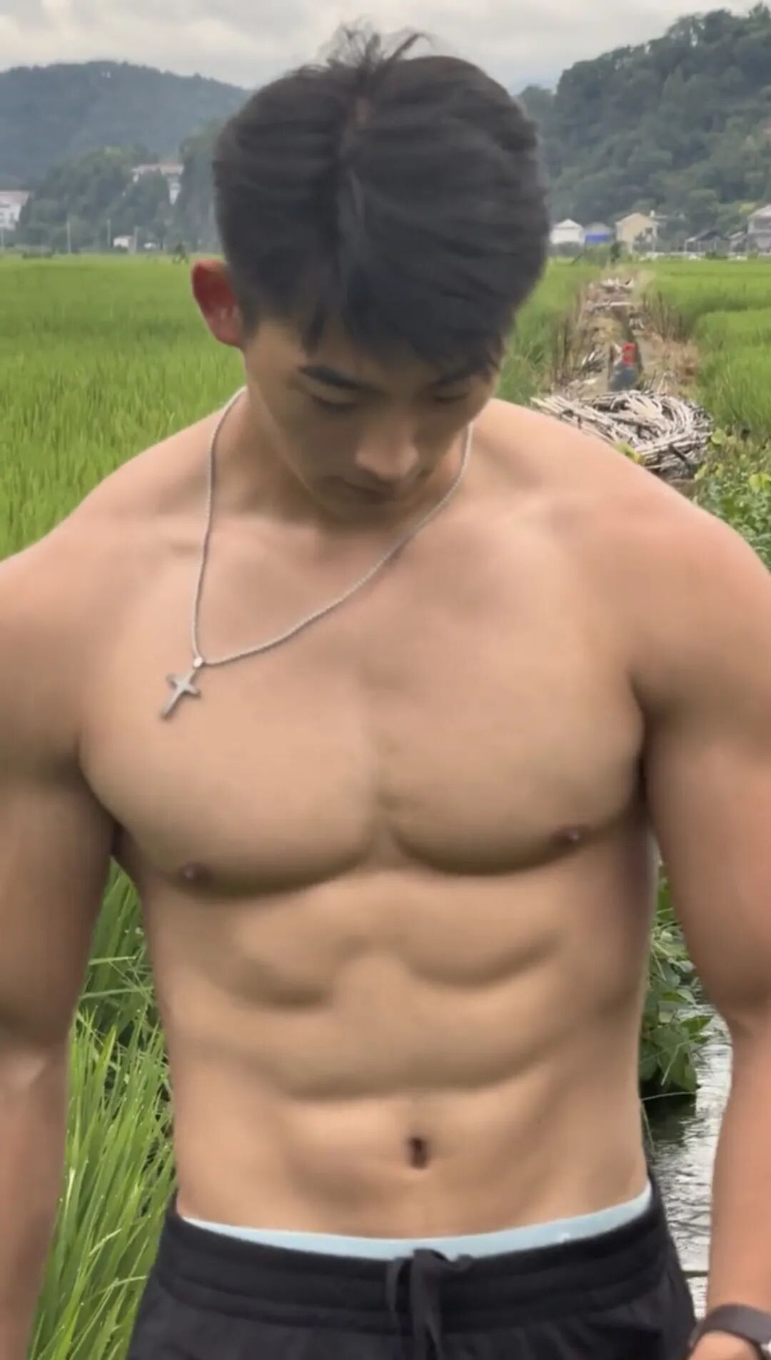 这个被健身房大哥带进圈的农村肌肉男！你还记得吗？