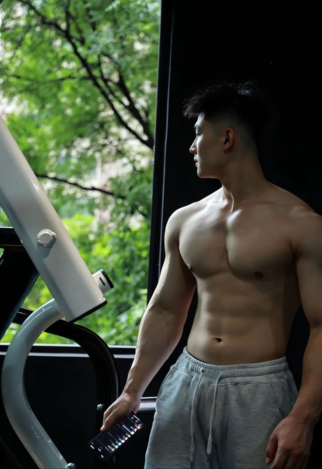 北体大毕业的粗壮肌肉小哥，篮球场大方撩衣呀！