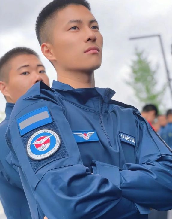 刘姥姥和迷彩兵哥一起的视频你看了吗？正装馋哭网友！