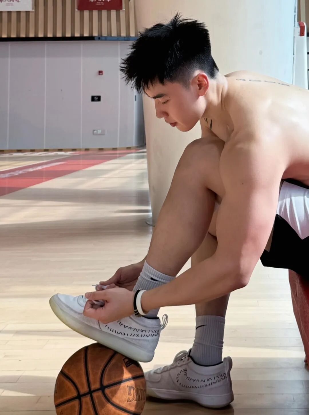 全网爆火的脂包肌篮球体育生！粗腿腹肌性张力满满....