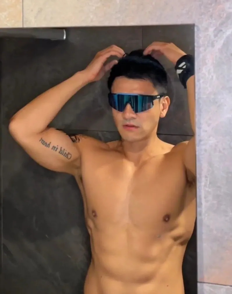 正装、墨镜！185CM 体育生战斗力太强爆火，按摩视频外网传疯了！