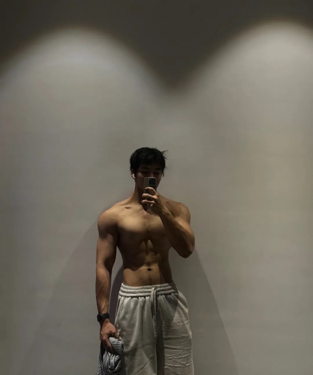 宽肩窄腰黑皮翘臀体育生,顶级男模身材,网友们集体沸腾.... 宽肩窄腰黑皮翘臀体育生,顶级男模身材,网友们集体沸腾....