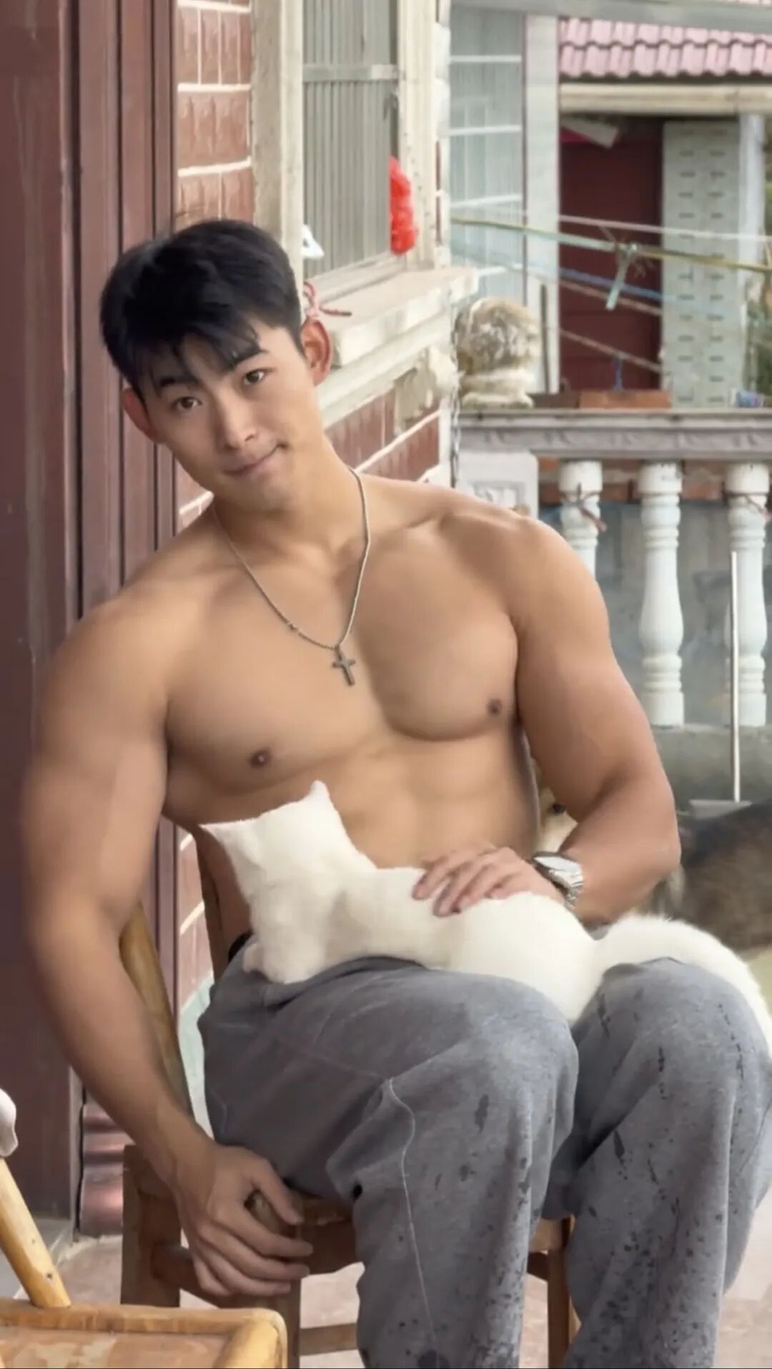 这个被健身房大哥带进圈的农村肌肉男！你还记得吗？