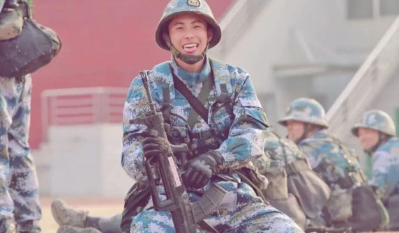 刘姥姥和迷彩兵哥一起的视频你看了吗？正装馋哭网友！