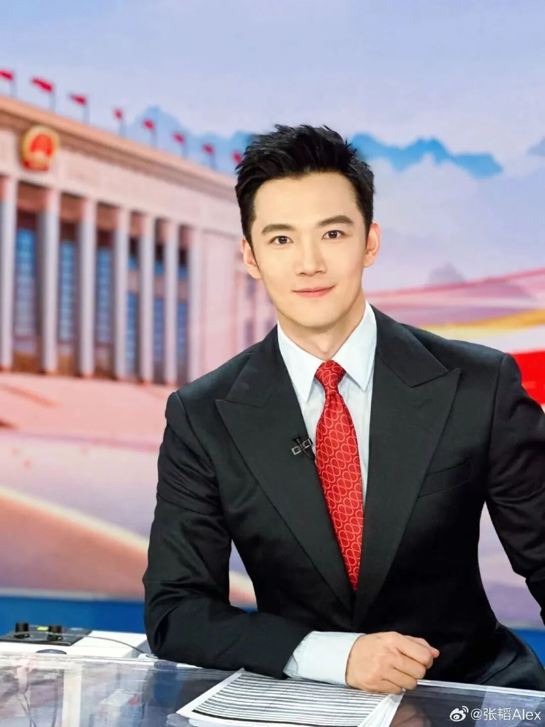 春晚正装“硬帅”男主持火了！不油腻不整容，这张“国脸”今年竟已 38 岁了？