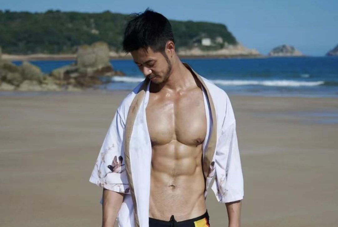 胡茬男英语老师白天上课，晚上被采访了？还下海了？