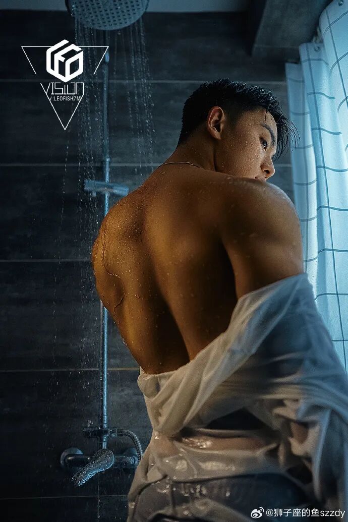 全新黑皮肌浴室戏码 超厚胸和腹肌 壮壮的帅哥水珠四溅