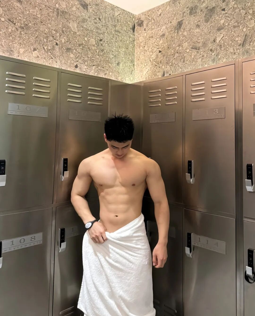 北体大毕业的粗壮肌肉小哥，篮球场大方撩衣呀！