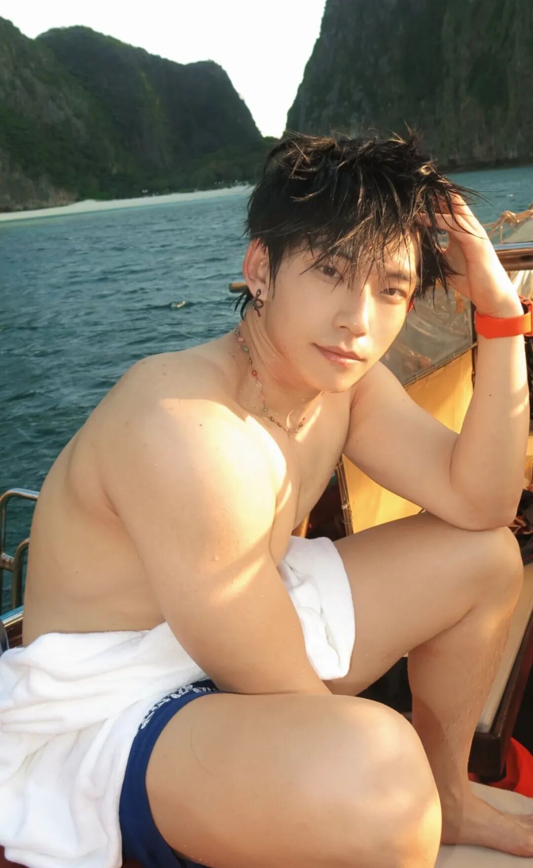 青岛痞帅脂包肌狼狗体育生，硕大身材网友直呼受不了...