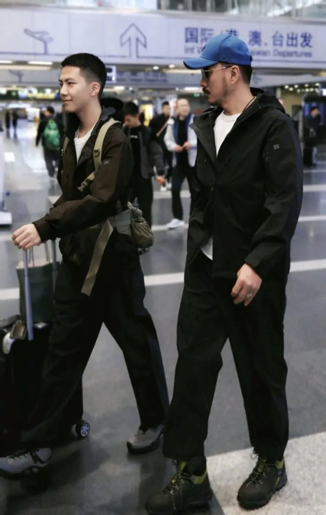 胡军 17 岁儿子 185cm 寸头爷们爱穿灰裤子！长得好 MAM！