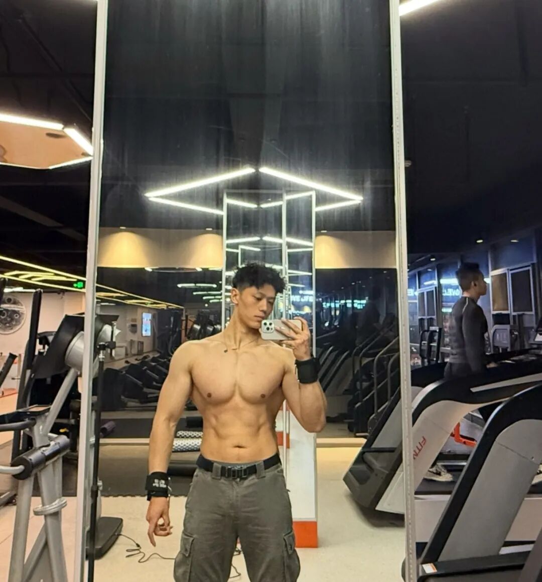 187cm 宽肩窄腰双肩包精壮猛男，粗腿大包发育的太好了...