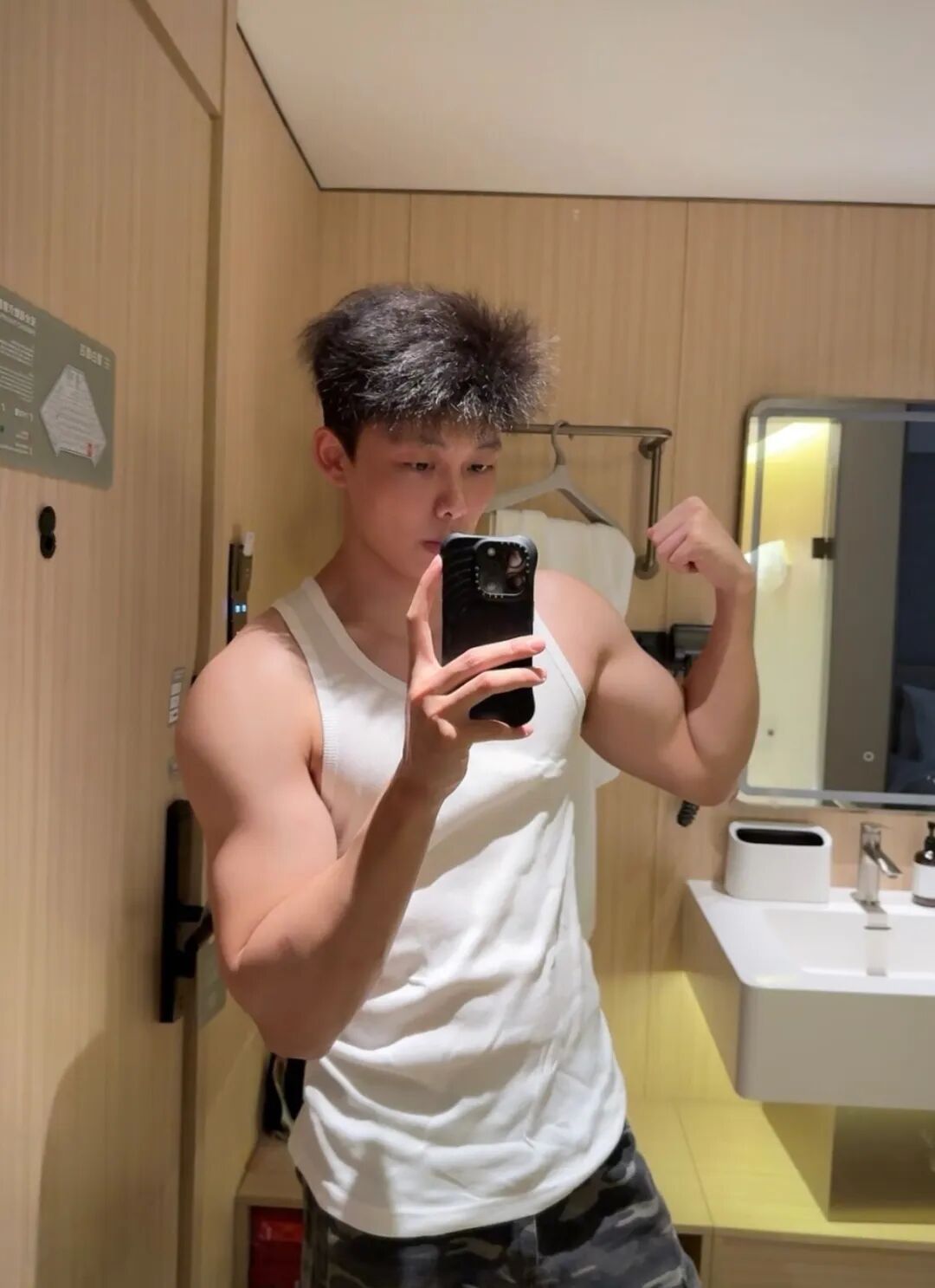 广东宽肩窄腰白皮小狼狗，粉嫩胸肌超诱人...