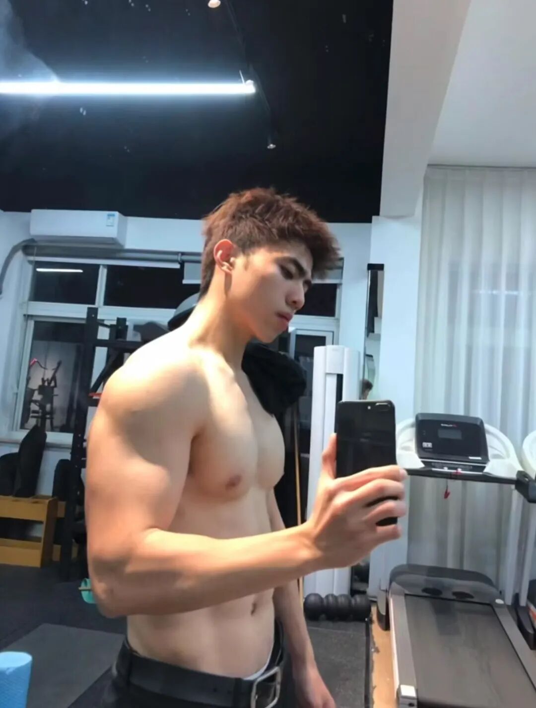 185 白皮精壮腹肌猛男,虎背熊腰男友力拉满.... 185 白皮精壮腹肌猛男,虎背熊腰男友力拉满....