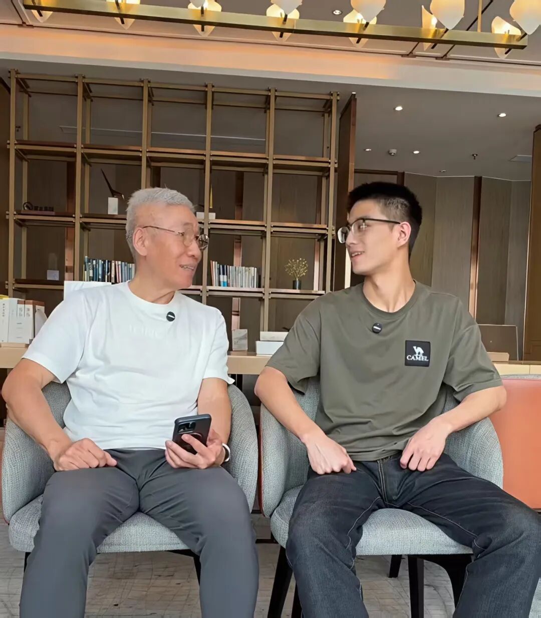 刘姥姥采访 03 年新疆男大生视频流出？果然喜大呀！