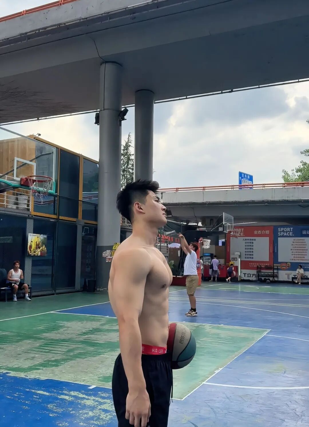 北体大毕业的粗壮肌肉小哥，篮球场大方撩衣呀！