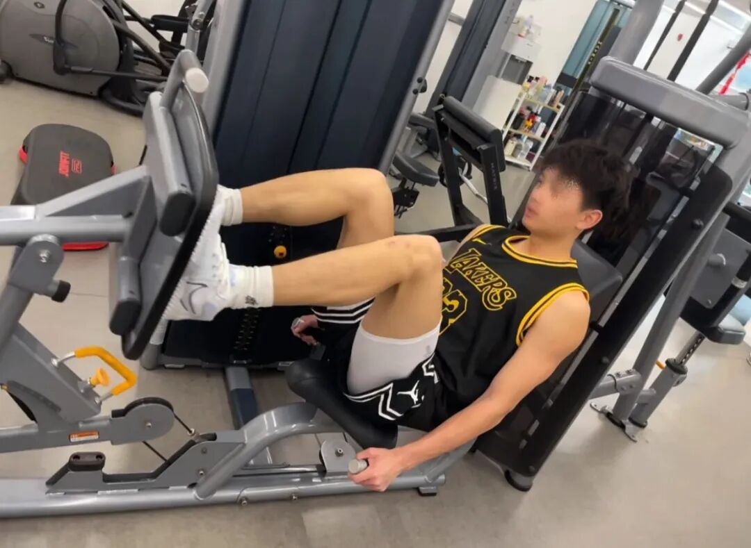 北体黑皮篮球体育生星巴克，网友直呼玩的太花了....