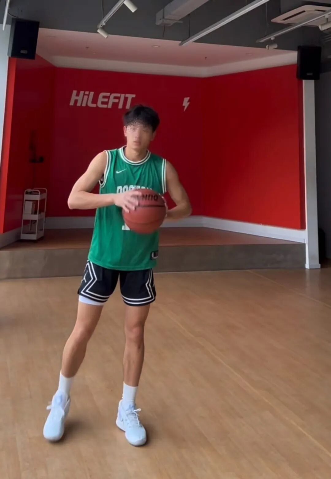 北体黑皮篮球体育生星巴克，网友直呼玩的太花了....