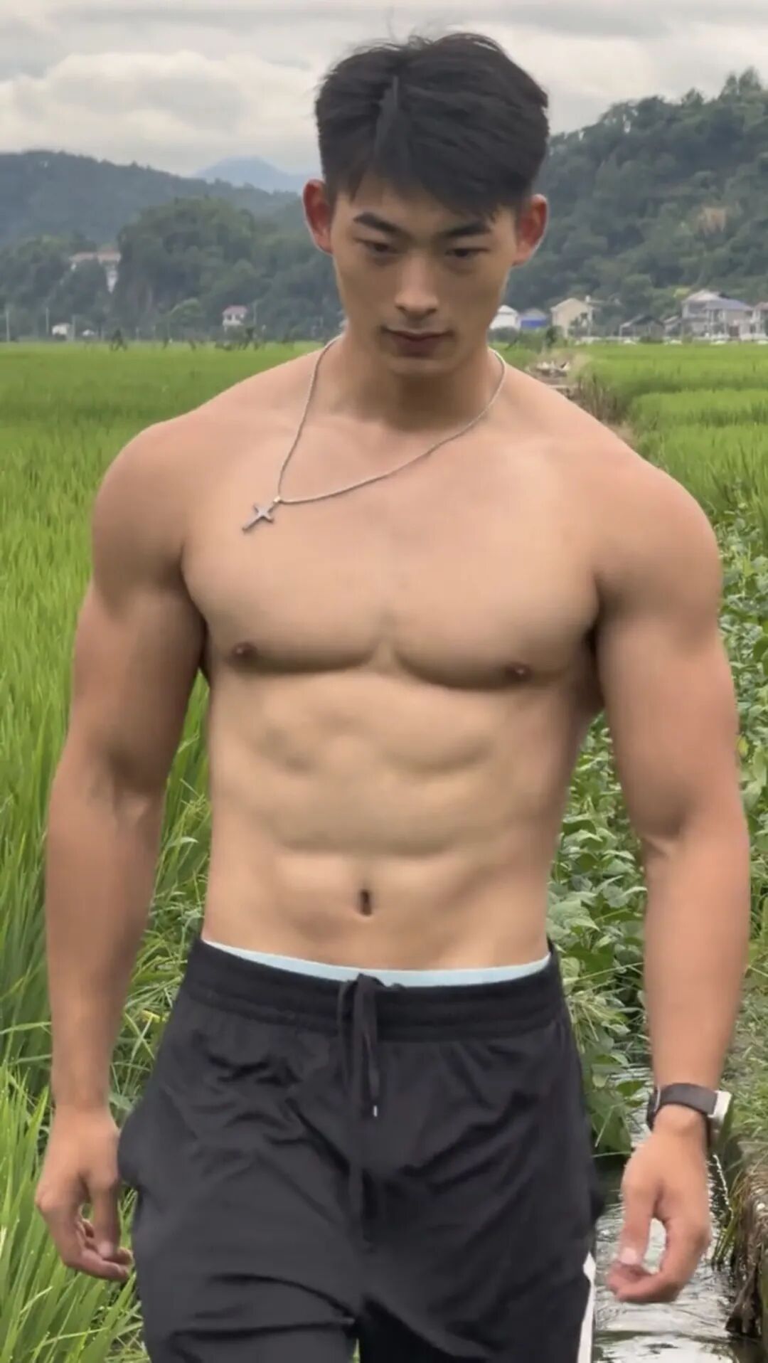 这个被健身房大哥带进圈的农村肌肉男!你还记得吗? 这个被健身房大哥带进圈的农村肌肉男!你还记得吗?