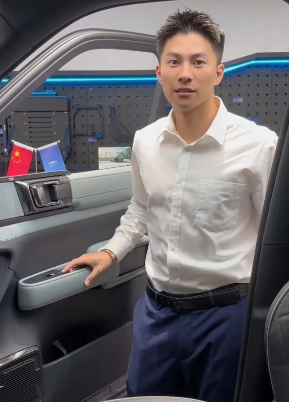 刘姥姥和迷彩兵哥一起的视频你看了吗？正装馋哭网友！