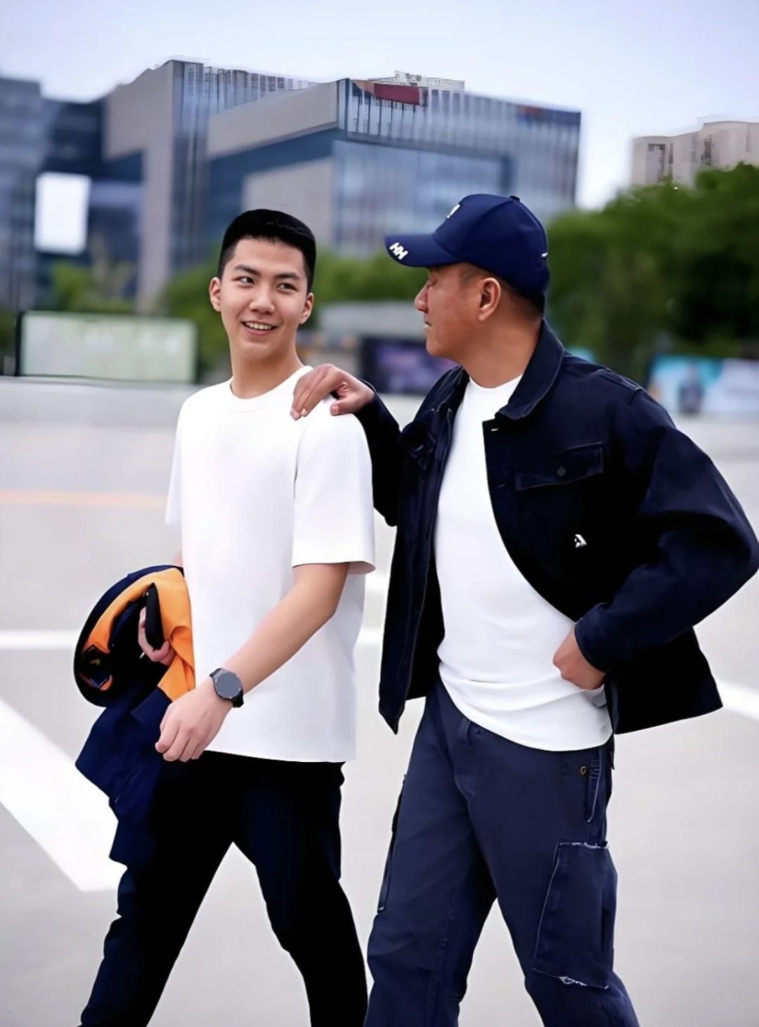 胡军 17 岁儿子 185cm 寸头爷们爱穿灰裤子！长得好 MAM！