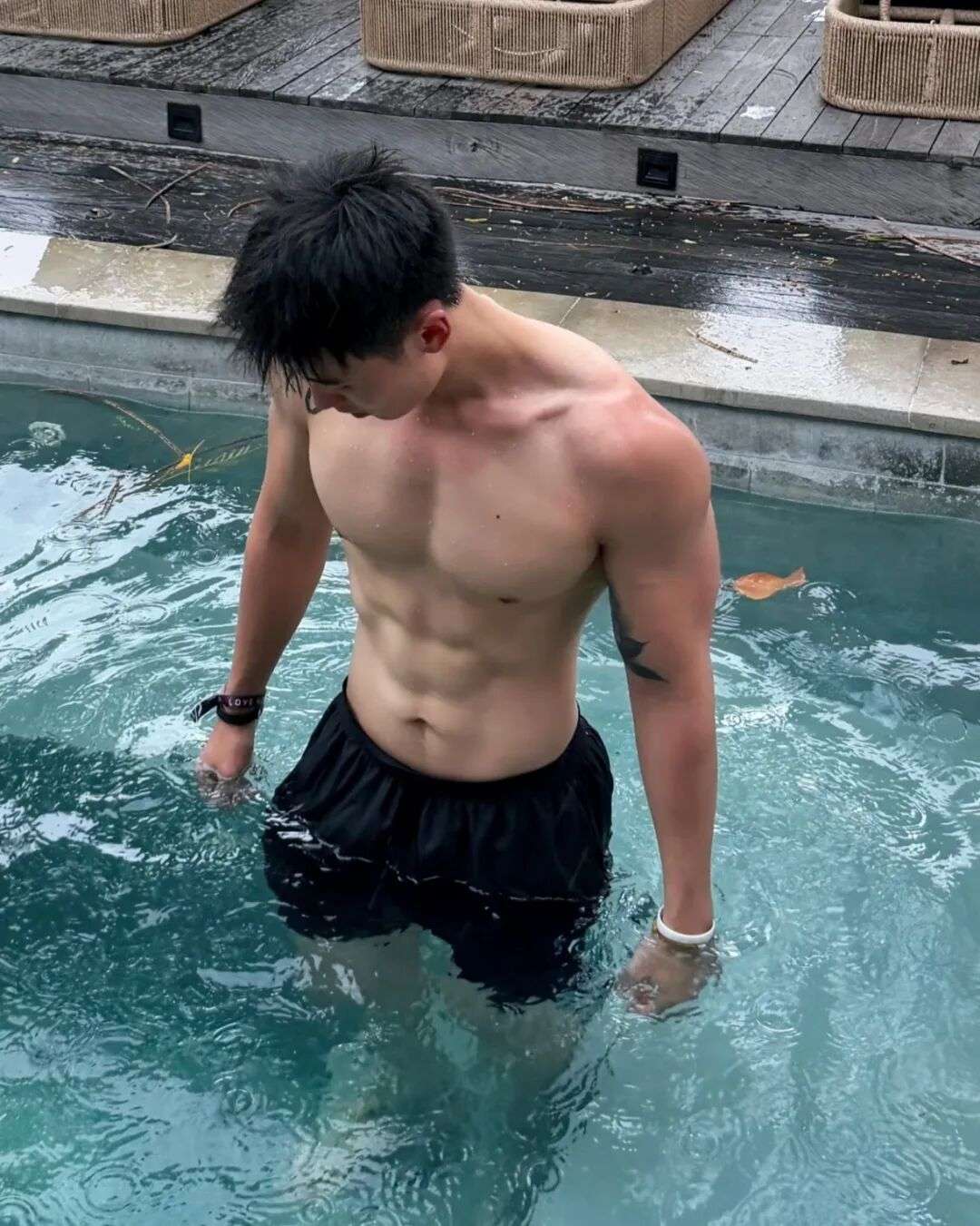 全网爆火的脂包肌篮球体育生！粗腿腹肌性张力满满....