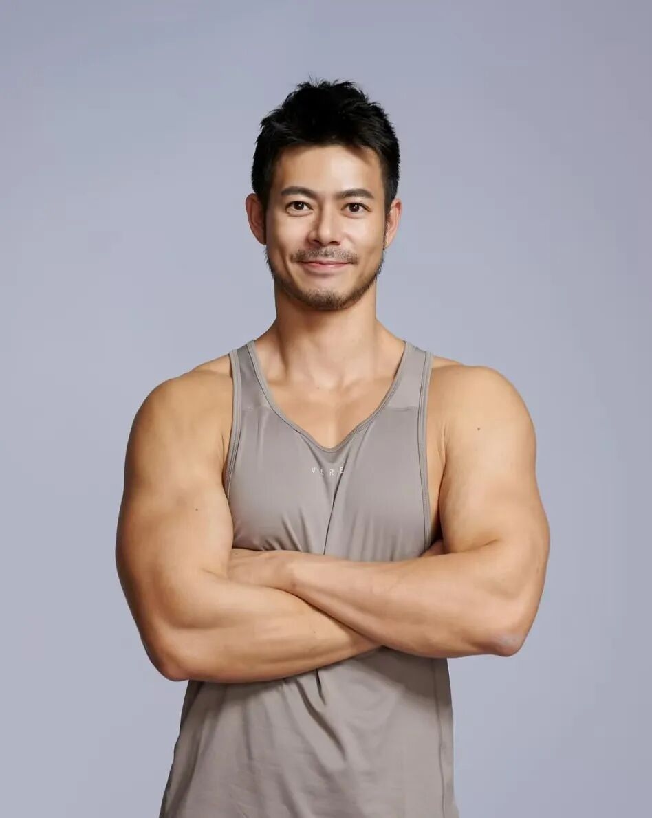 胡茬男英语老师白天上课，晚上被采访了？还下海了？