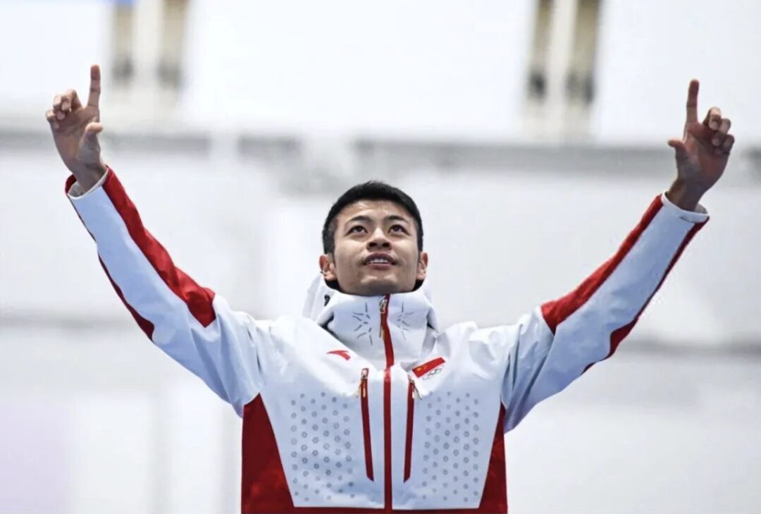 2026 冬奥会 185CM 黑龙江滑冰运动员宁忠岩得冠！自拍太上头。