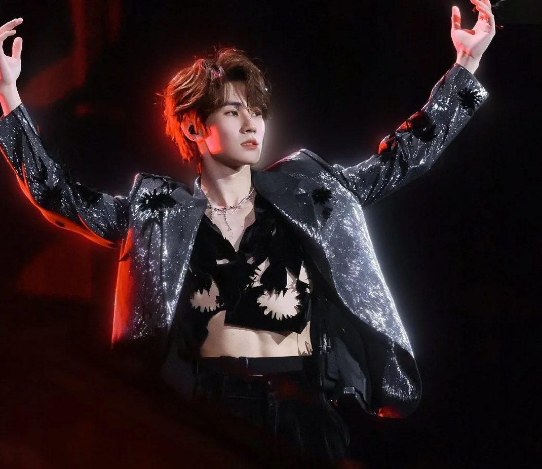 华语乐坛新晋“男菩萨”,腹肌比新歌更有亮点? 华语乐坛新晋“男菩萨”,腹肌比新歌更有亮点?