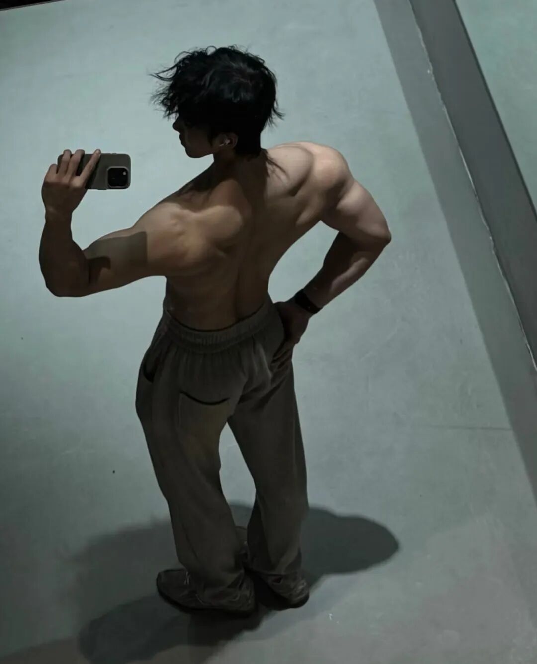 宽肩窄腰黑皮翘臀体育生,顶级男模身材,网友们集体沸腾.... 宽肩窄腰黑皮翘臀体育生,顶级男模身材,网友们集体沸腾....